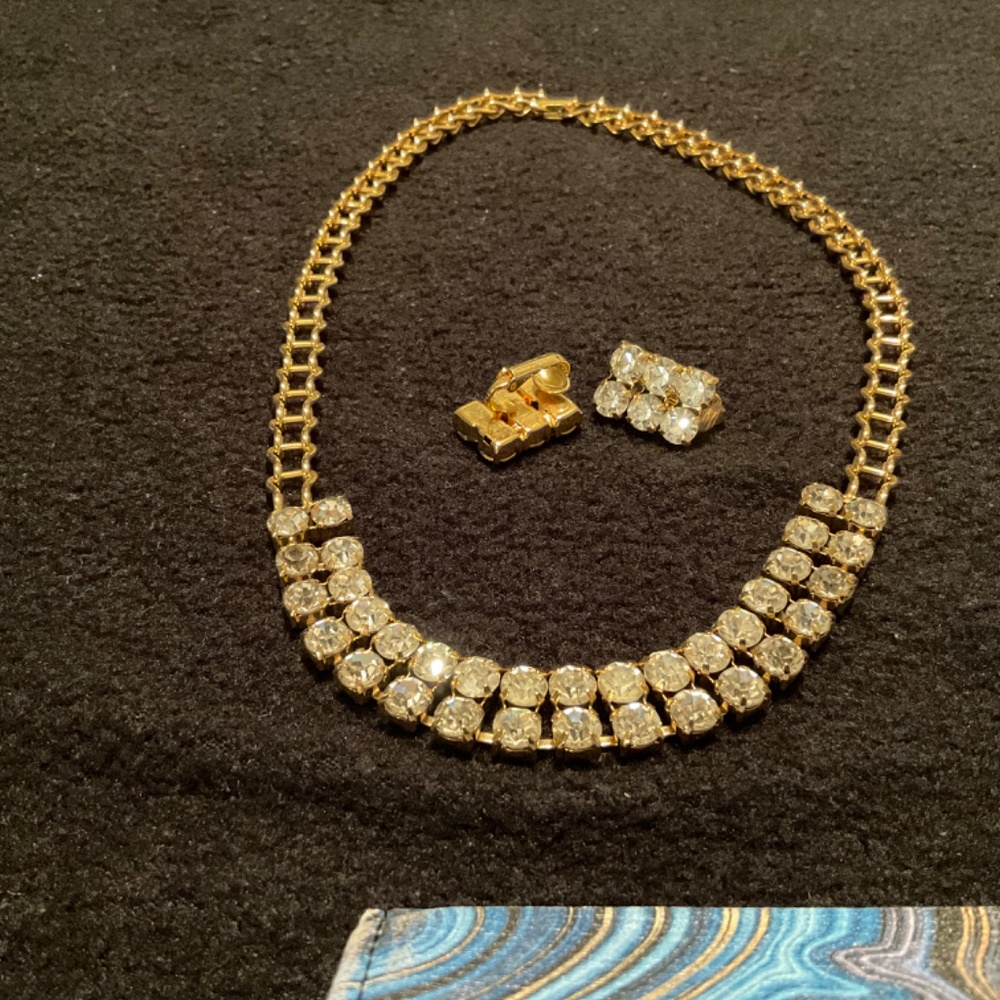 Necklace and clip earrings, very pretty